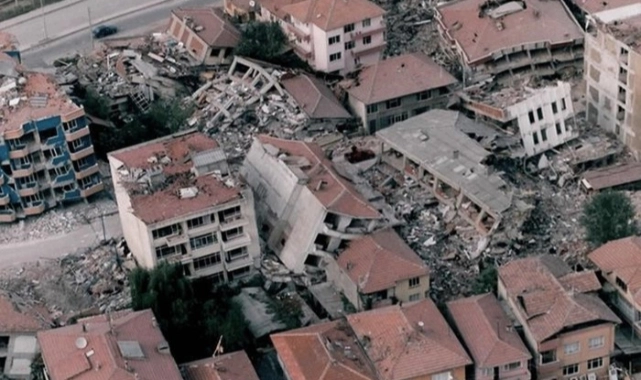 İzmir'deki hastanelerde deprem tehditi: Sağlıkçılar tedirgin, yetkililer sessiz!