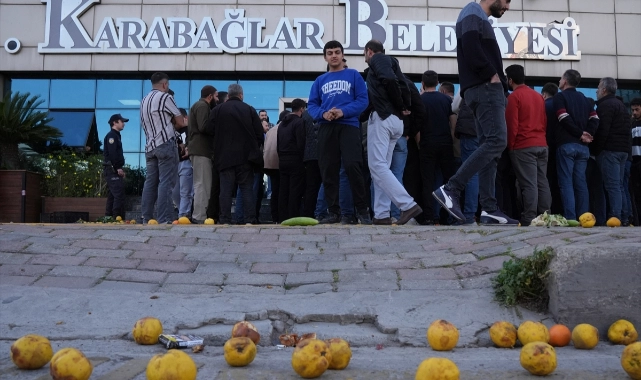 Karabağlar’da pazarcı isyanı: Belediyeden açıklama!
