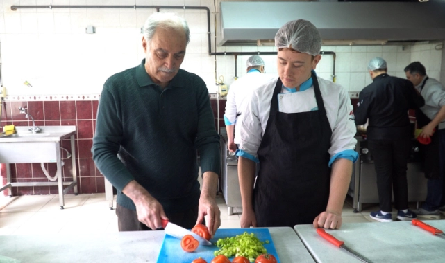 Akıncılar Huzurevi Sakinleri Liseli Aşçılarla Yemek Yarışması Yaptı