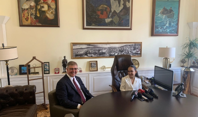 Başkan Tugay, koltuğunu devretti: Çocuklar, okul bahçelerinin güzelleşmesini talep etti