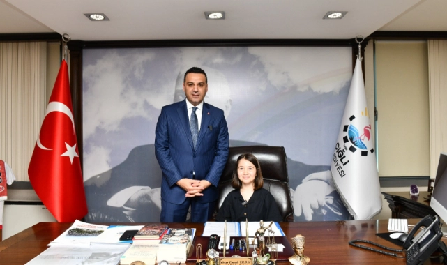Çiğli'de 23 Nisan Coşkusu: Küçük Zeynep Koltuğa Oturdu