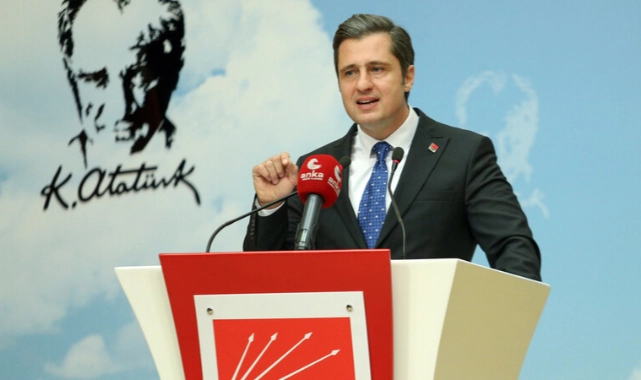 Deniz Yücel, Bornova'da İmamoğlu için şarkı söyledi