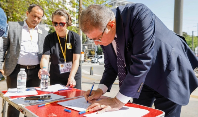İzmir Atatürk Lisesi’ndeki imza kampanyasına Başkan Tugay da katıldı