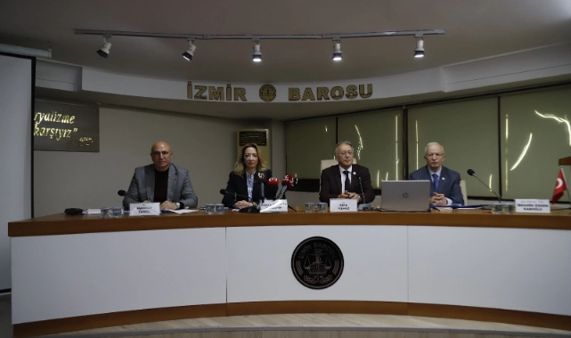 İzmir Barosu 'Faşizme karşı' bir araya geldi: Faşizm artık sağanak yağışa dönüştü!