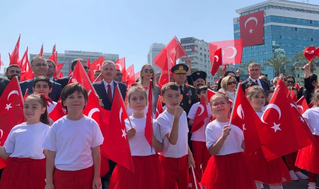 İzmir'de 'Ulusal Egemenlik' coşkusu: Siz şanlı zaferin çocuklarısınız!
