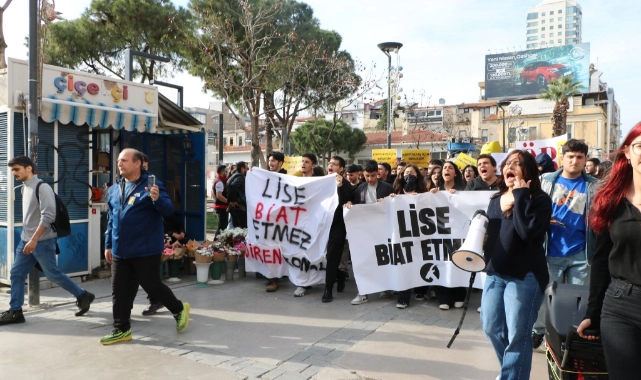 Liseli öğrencilerden öğretmenlere destek: "GENÇLİK KAZANACAK, LİSE BİAT ETMEZ!"