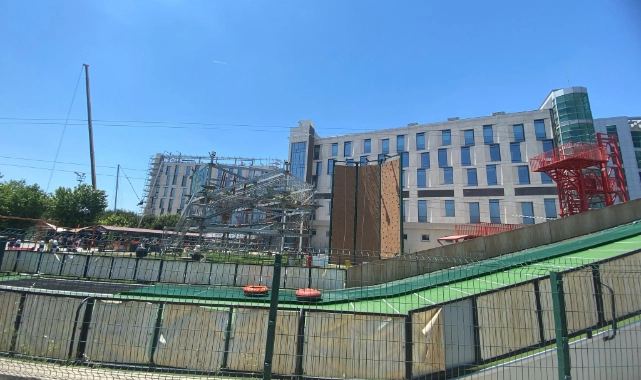 Acıbadem Hastanesi, Çiğli'de çocukların oyun alanını ele geçiriyor!