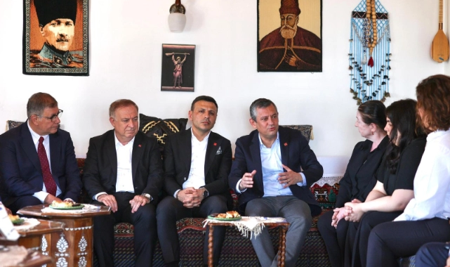 Başkan Tugay, Özgür Özel ile bir araya geldi