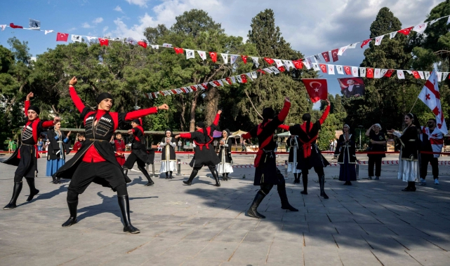 Bornova’da halayla bütünleşen kültürler buluşması