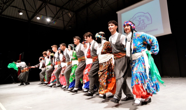 Bornova'da halayla yükselen coşku sürüyor: Halk Dansları Festivali sokaklara taştı!