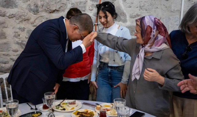 Duygu dolu buluşma: Başkan Tugay, şehit anneleri ile bir araya geldi