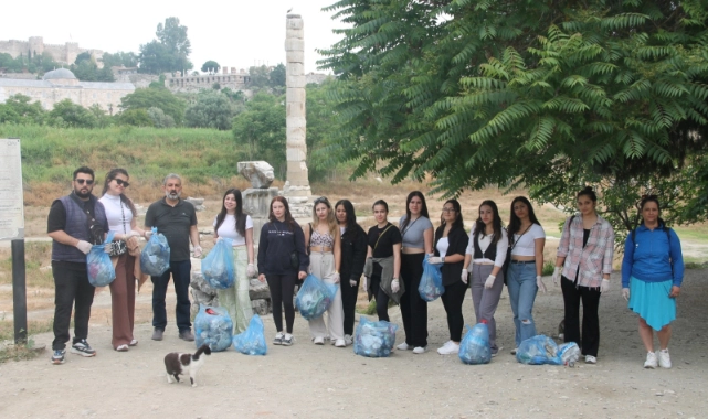 Efes Meslek Yüksekokulu öğrencilerinden kültürel miras alanlarında temizlik farkındalığı