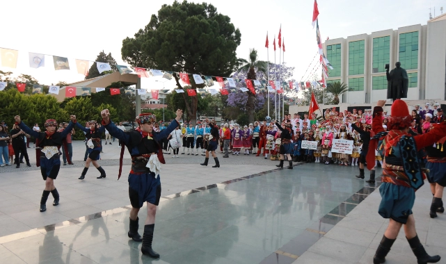 Efes Selçuk’ta Kültürler Uluslararası Halk Oyunları Şenliği ile Buluşuyor