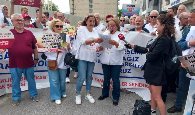 Emeklilerden TÜİK önünde iktidar eleştirisi: Emekliler, ısınamıyor, doyamıyor, barınamıyor!