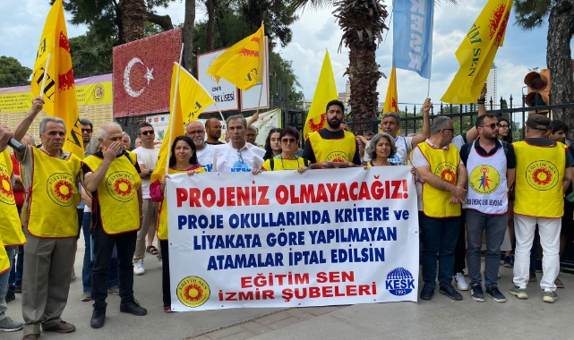 İzmir Atatürk Lisesi önünde proje okullarına tepki: 'Siyasi ve idari takdirle şekilleniyor'
