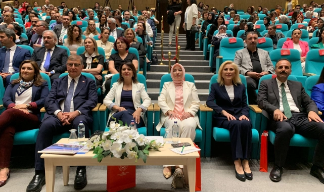 İzmir’de Fırsat Eşitliği Komisyonu gerçekleşti: Siyasiler ve yerel yönetim bir araya geldi!