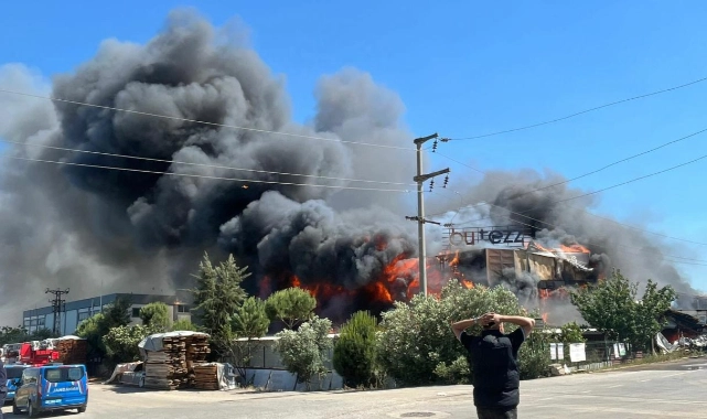 İzmir'de korkutan yangın: Ekiplerin müdahalesi devam ediyor!