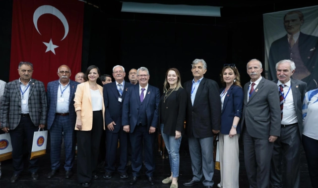 İzmir Muhtarlar Birliği’nde bayrak değişimi: Yeni başkan ve yönetimi seçildi 