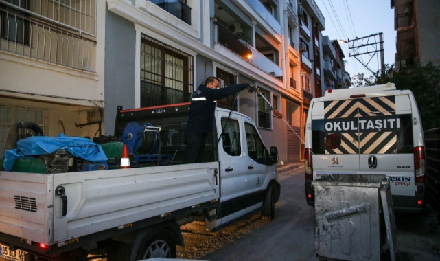 Karşıyaka’da ilaçlama ekiplerinden akşam mesaisi