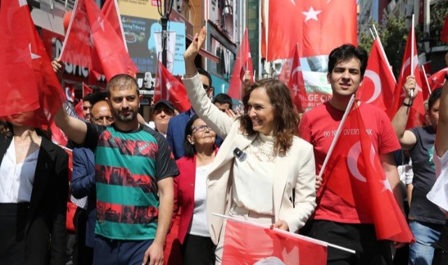 Karşıyaka'da omuz omuza 19 Mayıs yürüyüşü