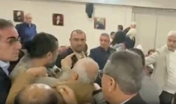 Karşıyaka meclisi karıştı! İzmir'de AK Partili meclis üyesi kürsüye yürüdü: 'Ağzını yüzünü dağıtırım!'