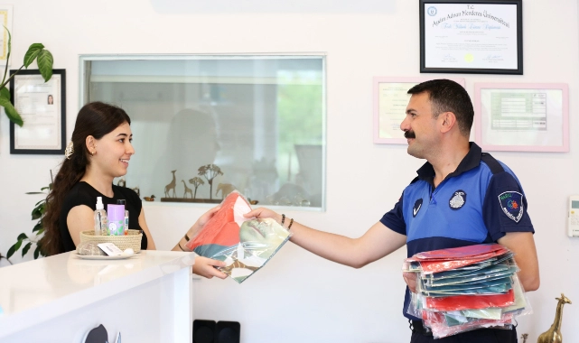 Narlıdere Belediyesi’nden Esnafa Bayrak Dağıtımı