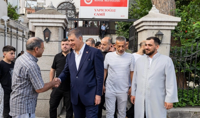 Başkan Tugay vatandaşlarla bayramlaştı