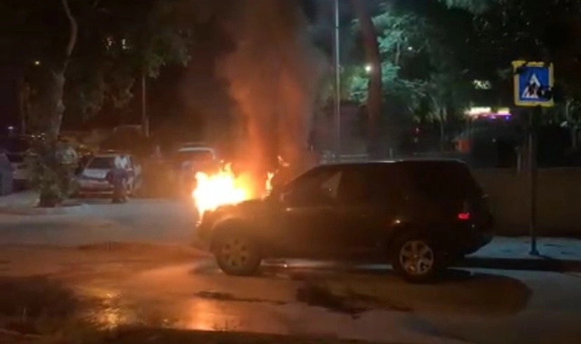 Bornova'da park halindeki araç alev aldı: Müdahaleler sürüyor!