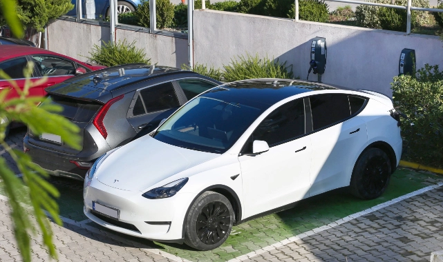 Narlıdere'de elektrikli araç şarj istasyonları ile 1400 ağaca bedel temiz enerji