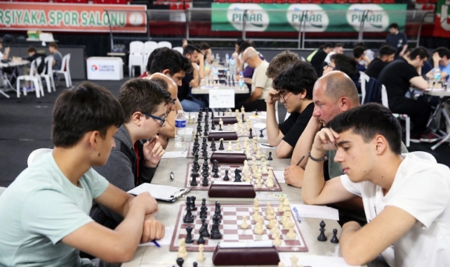 Karşıyaka'da 13 ilden 220 satranç sporcusu turnuvada buluştu