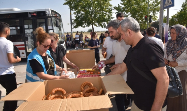 Menemen Belediyesi sınav günü öğrenci ve velileri yalnız bırakmadı 