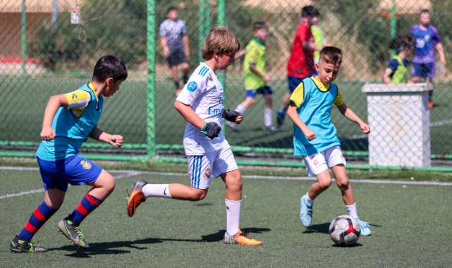 Bucalı minik kramponlar futbol eğitiminde