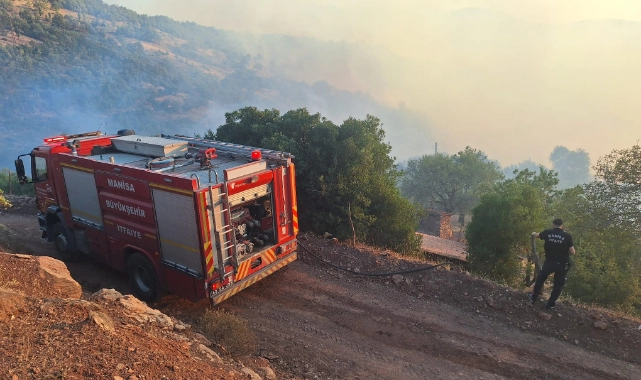 Büyükşehir ekiplerinden Akhisar’daki yangına müdahale
