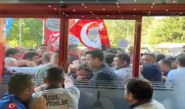 İzBB Meclis'i önünde gergin anlar: Polis ile işçiler arasında arbede yaşandı!