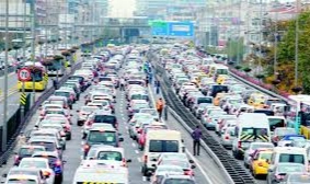 İzmir haftaya trafik yoğunluğuyla başladı: Yeşildere yine zirvede!