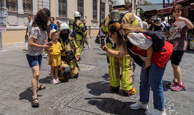 İzmir İtfaiyesi yangınlara dikkat çekmek için sokağa indi