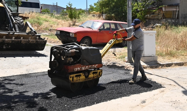 Karabağlar’da Asfaltlama ve Yol Onarım Çalışmaları Aralıksız Sürüyor