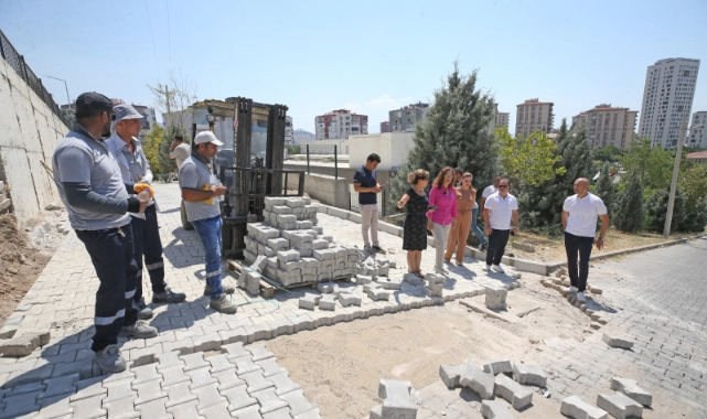 Karşıyaka’da yol yapım çalışmaları aralıksız sürüyor