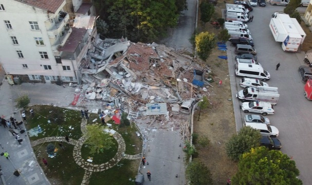Gün ağarınca depremin izleri ortaya çıktı