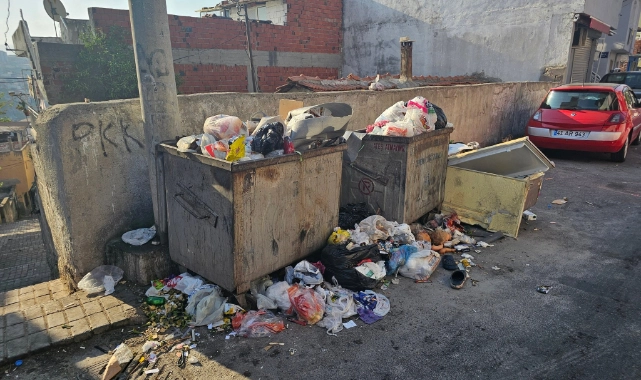 İzmir’de çöp sorunu büyüyor: AK Parti’den İzBB’ye ‘beceriksizlik’ eleştirisi!
