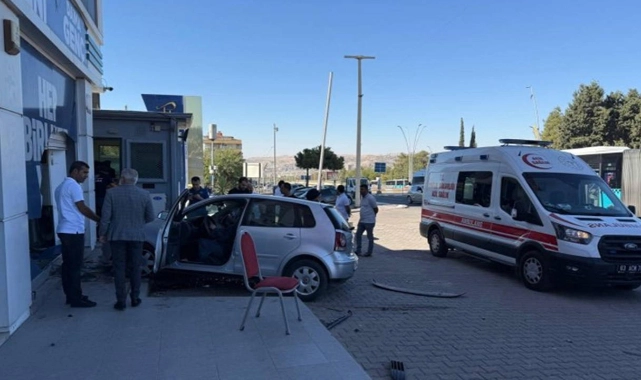 Otomobille AKP İl Başkanlığına girdi: 3 kişi yaralandı!