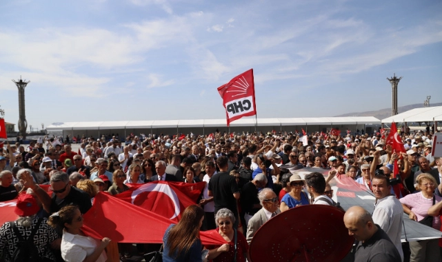 CHP İzmir’den kurtuluş ve kuruluş yürüyüşü: Sandıkla geldiler, sandıkla gidecekler!
