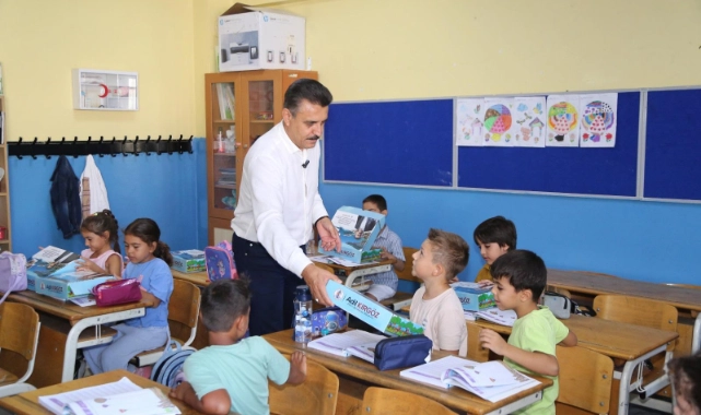 Dikili Belediyesi’nden minik öğrencilere eğitim seti desteği 