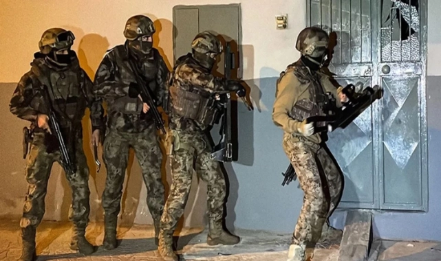 İzmir'de FETÖ'ye darbe: Üç ilçede 10 şüpheli yakalandı!