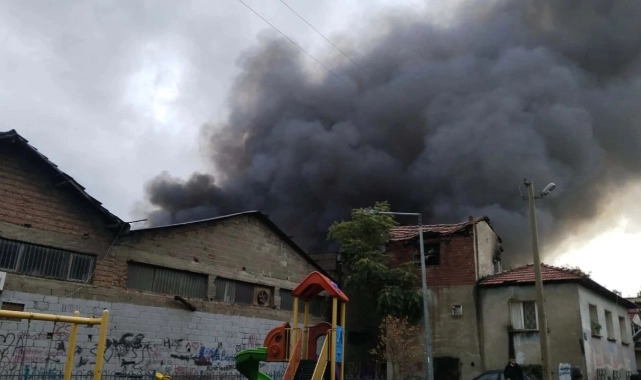 Bornova'da yangın: Patlama sesleri panik yarattı!