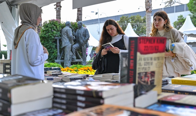 İZKİTAP’ta edebiyat şöleni sürüyor