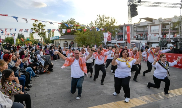  İzmir’de Cumhuriyet coşkusu başladı: İlk durak Torbalı!