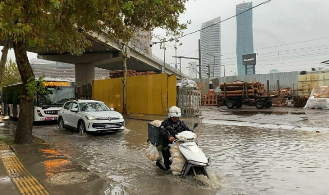 İzmir'i sağanak vurdu: Yollar göle döndü, körfez yeniden kokmaya başladı!