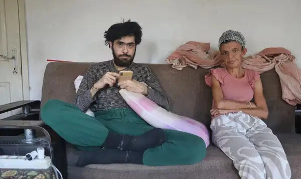 Ne duş alıyor ne dışarı çıkıyor: Depremzede genç hayattan kopuk yaşıyor!