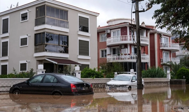 Sağanak yağış, Foça'yı felç etti: Başkan Fıçı 'yardım' istedi!